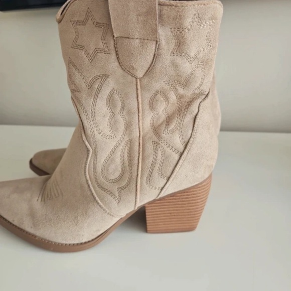 Chic Tan Suede Ankle Boots - Picture 4 of 5